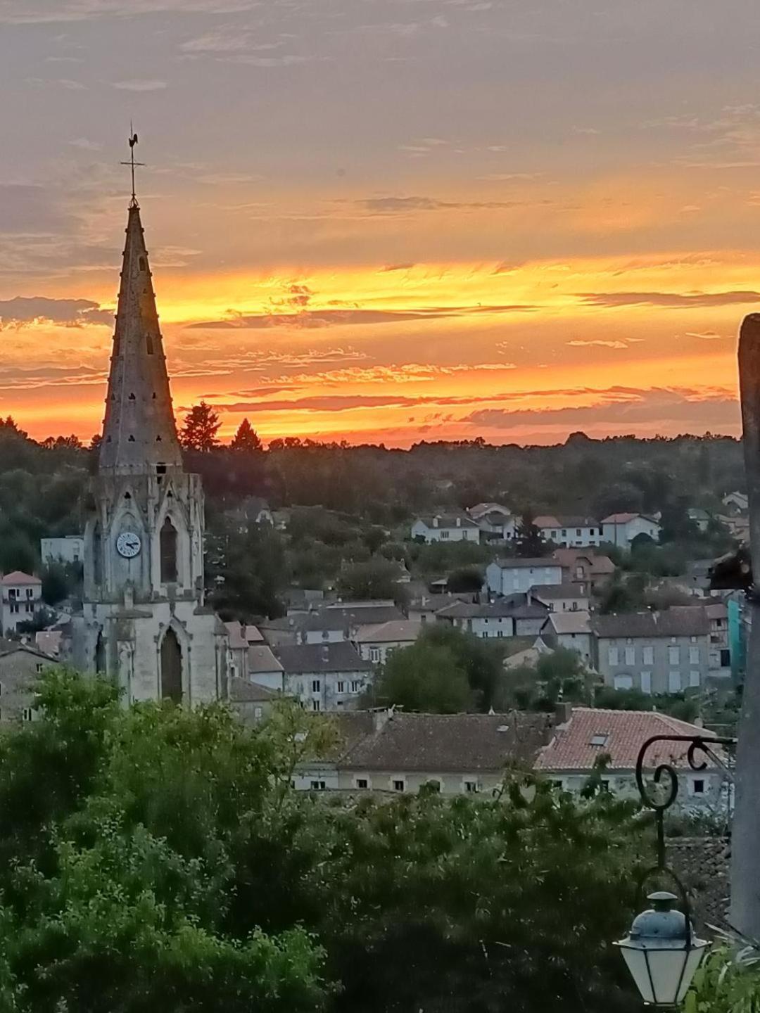'Quelle Belle Vue' Chambre D'Hote Confolens Buitenkant foto